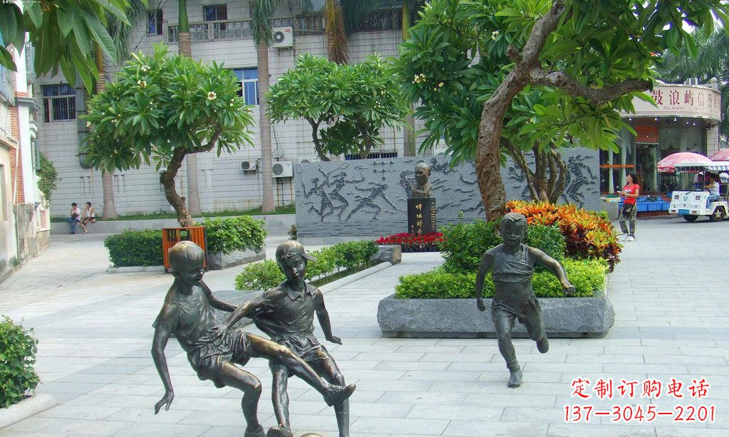 南阳小孩踢足球铜雕