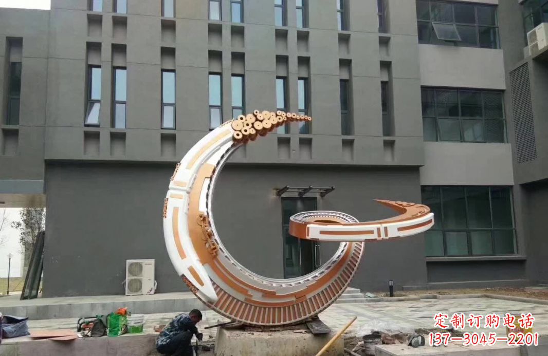 南阳小区抽象不锈钢月亮雕塑