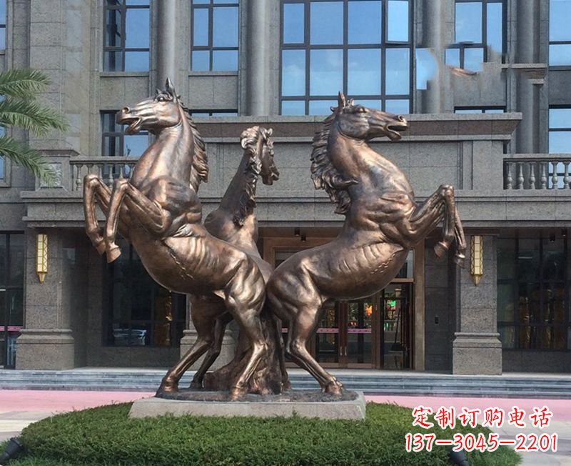 南阳小区立马铜雕