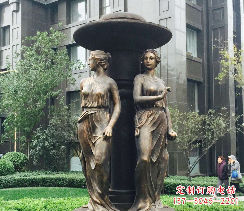 南阳小区西方女人人物铜雕