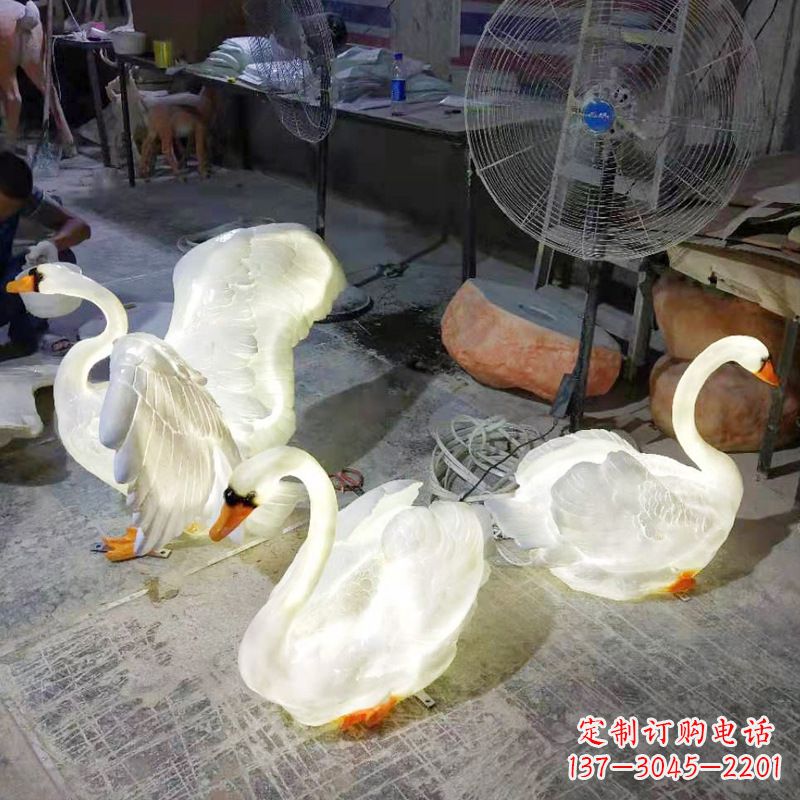南阳小区园林草坪发光天鹅景观雕塑摆件