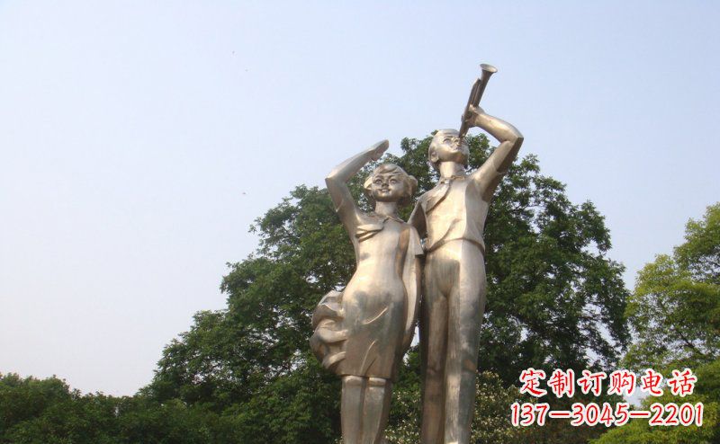 南阳校园吹军号敬礼的小学生人物景观铜雕