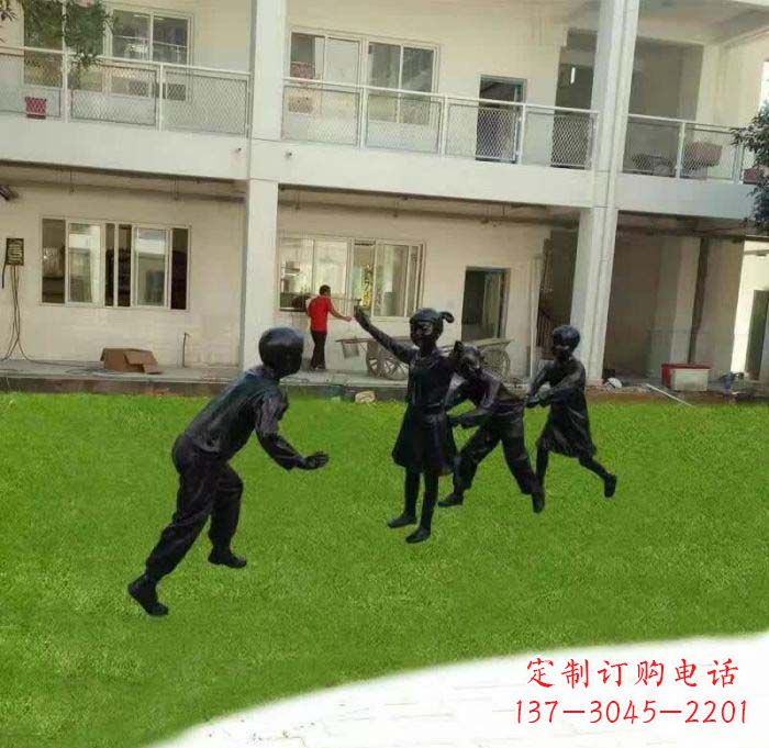 南阳校园儿童玩老鹰捉小鸡铜雕