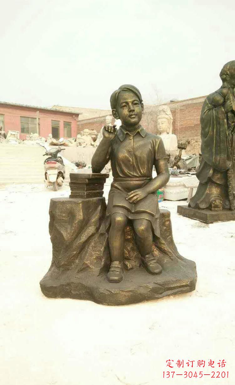 南阳校园看书思考的学生铜雕