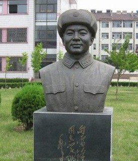 南阳校园雷锋铜像