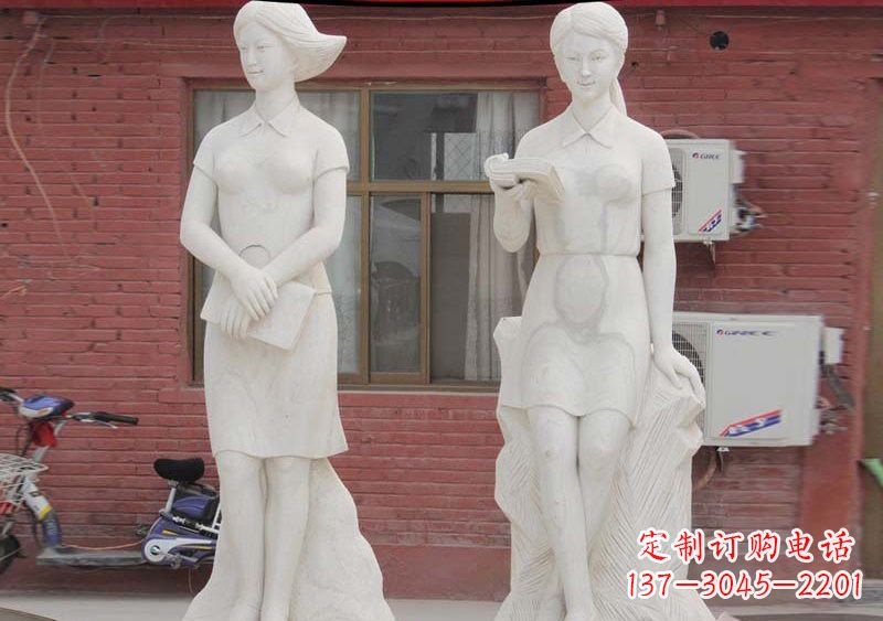 南阳校园拿书本的学生石雕