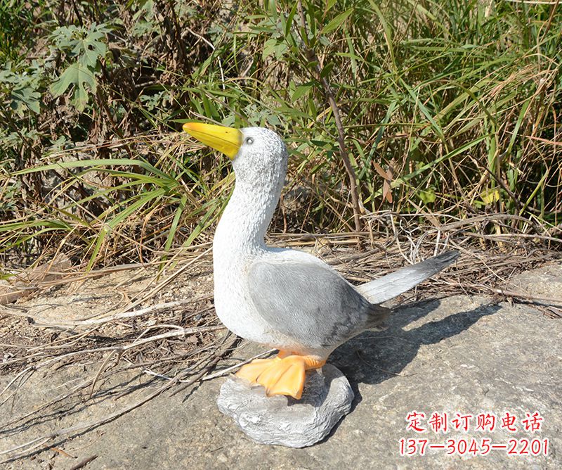 南阳学校雕塑和平鸽