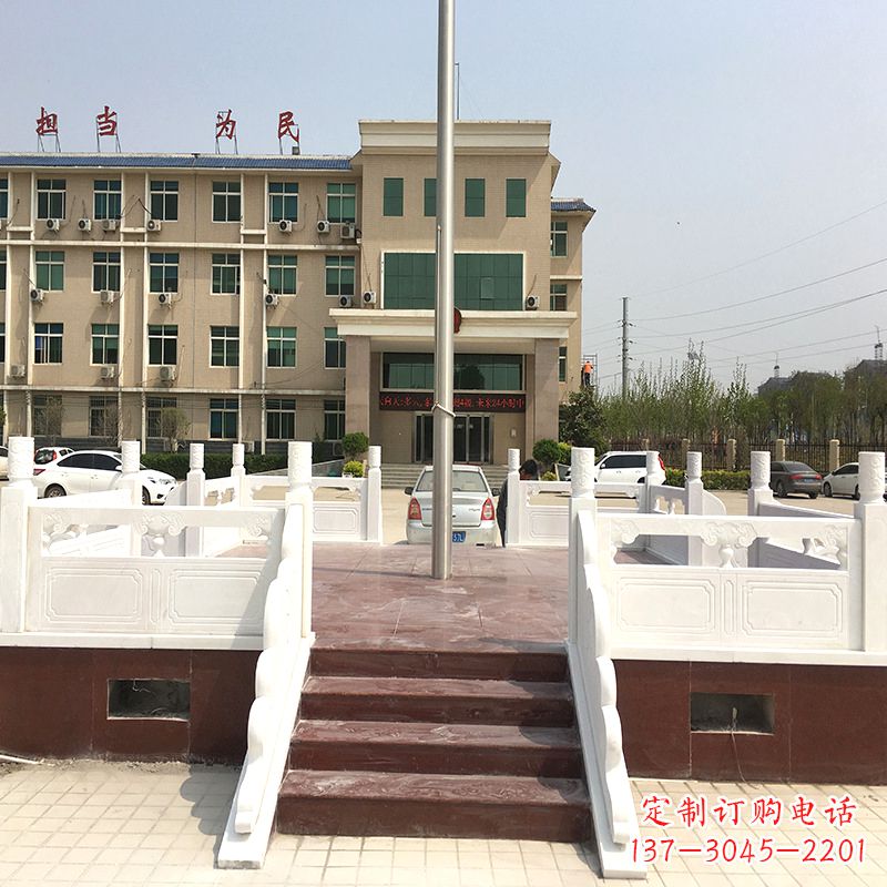 南阳学校广场石雕升旗台
