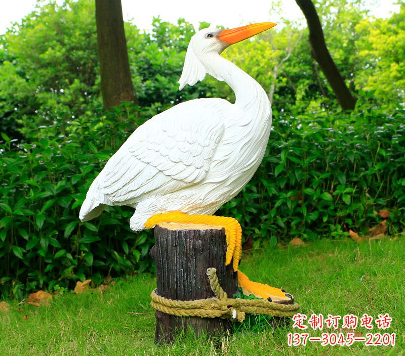 南阳一男一女抱一只鸽子雕像