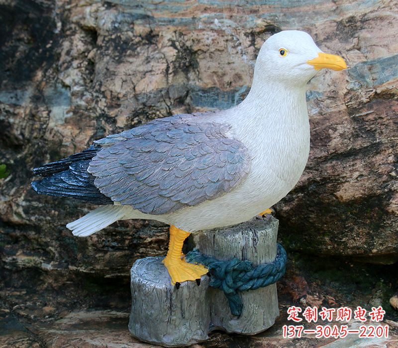 南阳一手托鸽子 一手拿书本的雕塑像