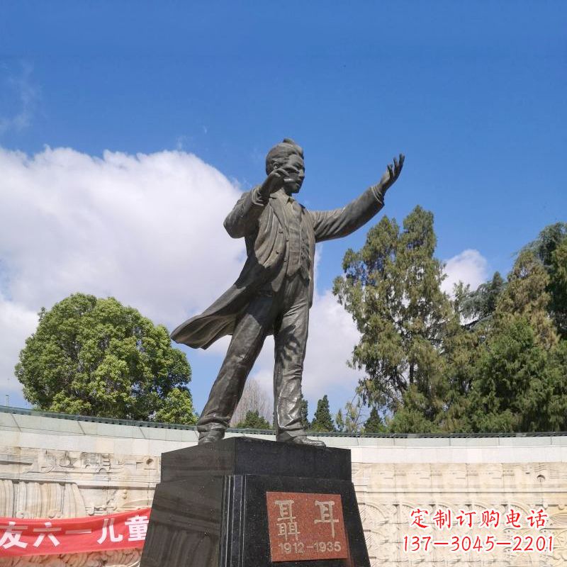 南阳音乐家聂耳公园广场雕像
