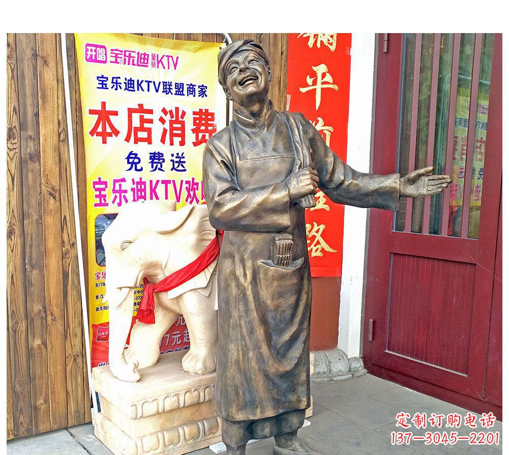 南阳迎宾的店小二铜雕