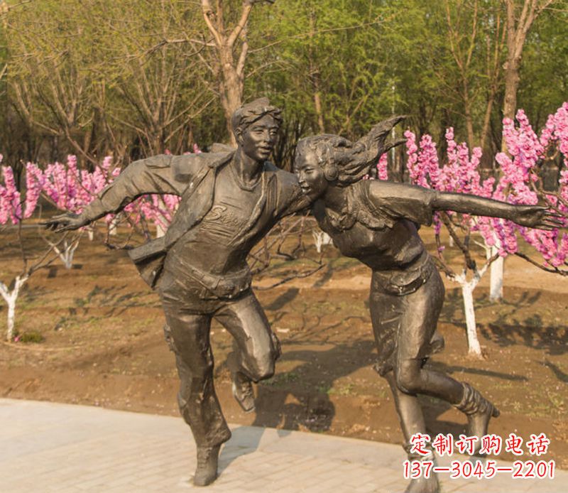 南阳游玩的情侣铜雕