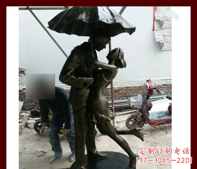 南阳雨伞下拥抱的情侣铜雕