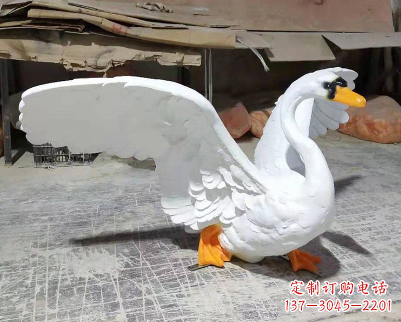 南阳展翅翱翔的仿真白天鹅发光款