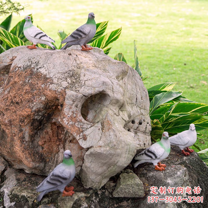 南阳众人托着和平鸽雕塑