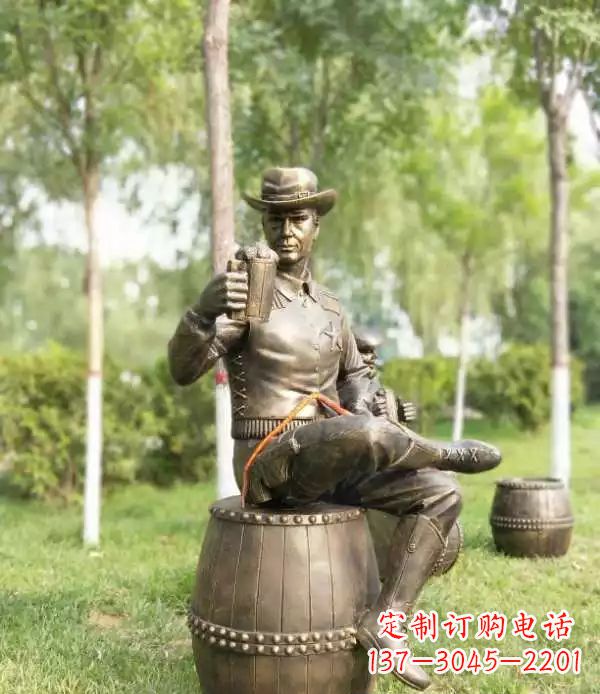 南阳坐酒桶喝啤酒的牛仔铜雕