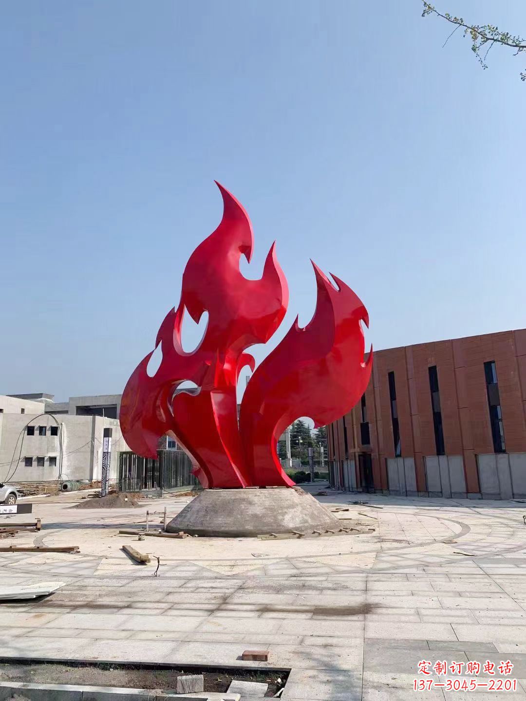 南阳大学操场抽象不锈钢火苗雕塑