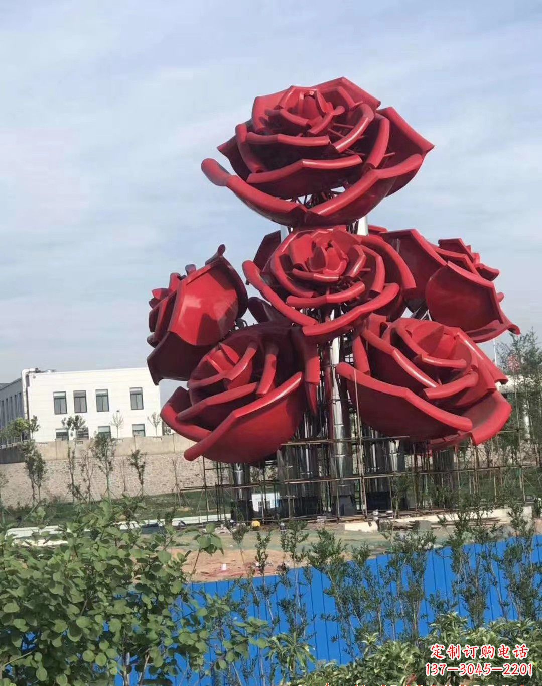 南阳玫瑰花雕塑-广场创意不锈钢红色玫瑰花雕塑