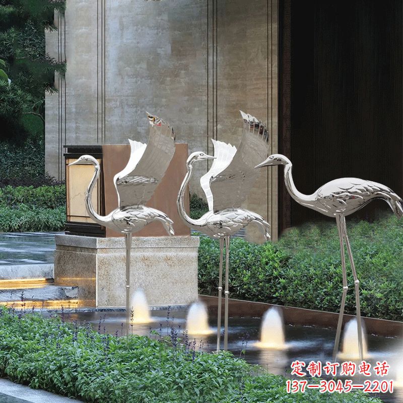 南阳鹤雕塑-公园不锈钢镜面喷泉中的鹤雕塑